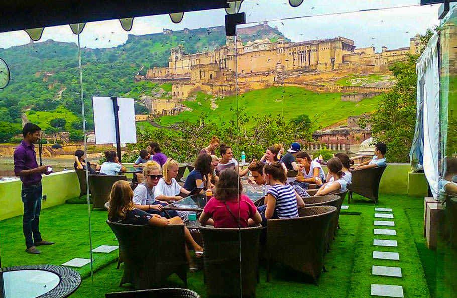 Discover the best cafes in Jaipur, including rooftop cafes, romantic spots, couple-friendly cafes, Hawa Mahal-view cafes, breakfast places, and popular restaurants with Trippy